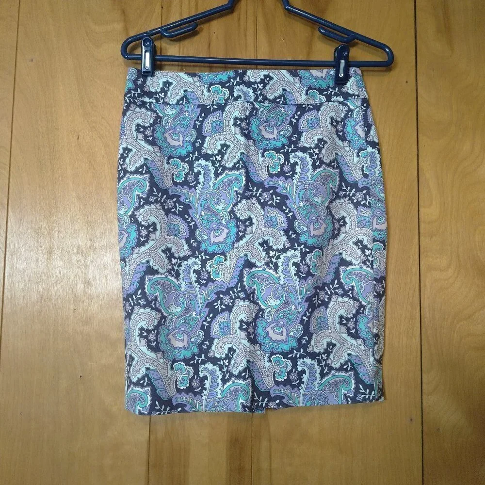 FOREVER 21 ESSENTIALS PAISLEY PENCIL SKIRT SIZE SMALL OFFICE BUSINESS CASUAL